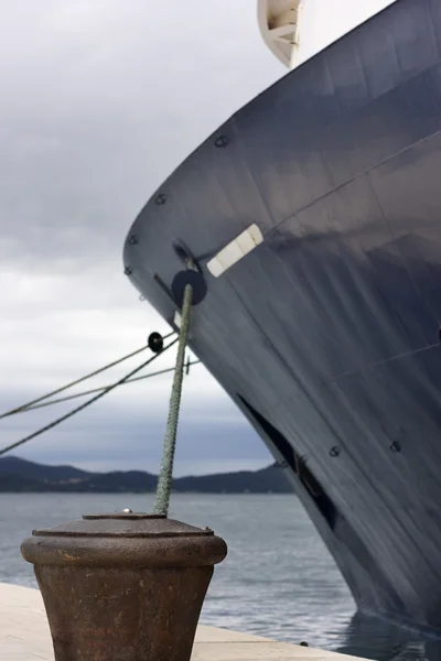 Zadokowany krążownik — Zdjęcie stockowe