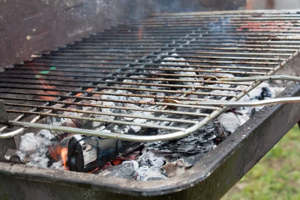 Preparing grill — Stock Photo, Image
