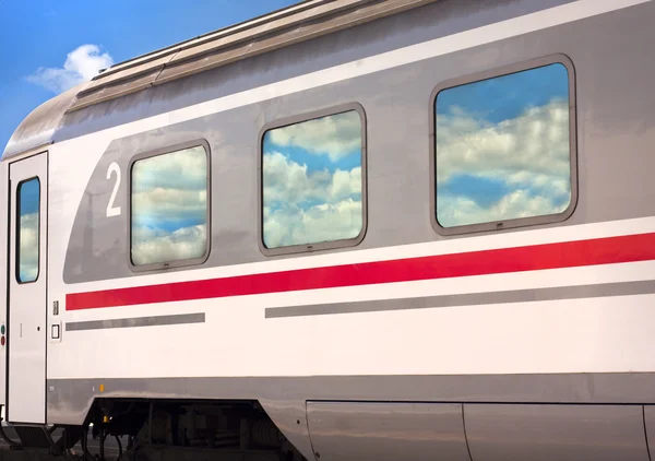 Treno con riflessi nuvolosi — Foto Stock