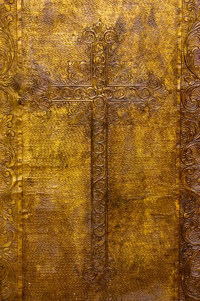 Zlatý pokovené dveře kostela — Stock fotografie