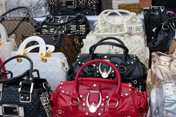 Hamis márkás kézi táskák — Stock Fotó