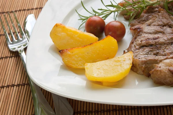 Steak with potatoes and cherry tomatoes — Stock Photo, Image