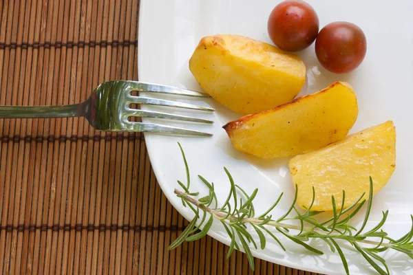 Batatas assadas com tomate cereja — Fotografia de Stock