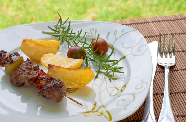 Kebab with potatoes and cherry tomatoes — Stock Photo, Image