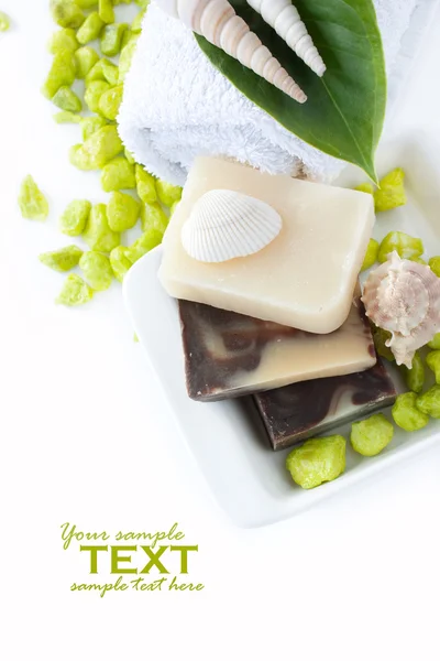 Wellnessbereich mit natürlichen Seifen und Shampoo — Stockfoto