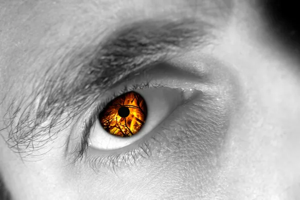 Глаз в огне — стоковое фото