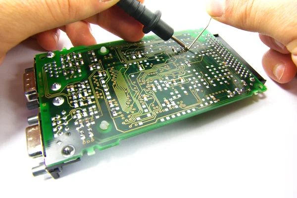 Reparación electrónica con manos — Foto de Stock