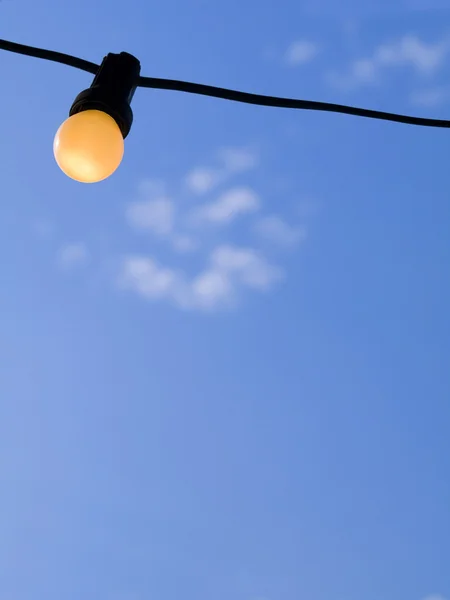Glödlampa och sky — Stockfoto