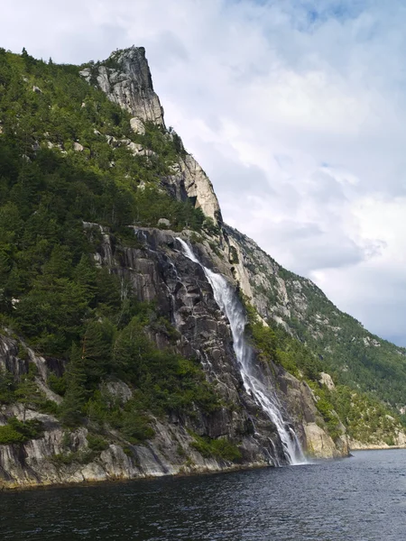 Norweski wodospad — Zdjęcie stockowe