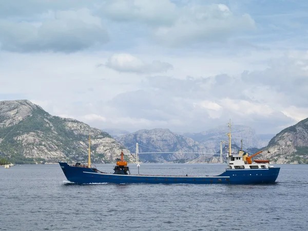 在 lysefjord 中的拖网渔船 — 图库照片