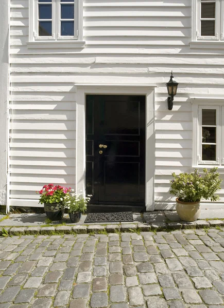 Porte d'une maison typique de Stavanger — Photo