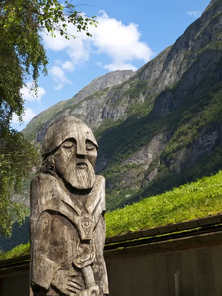 Houten standbeeld van viking — Stockfoto
