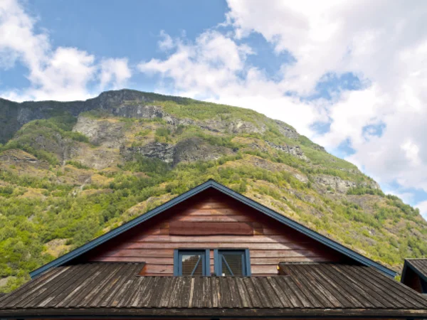 Кабіна дерев'яним дахом — стокове фото