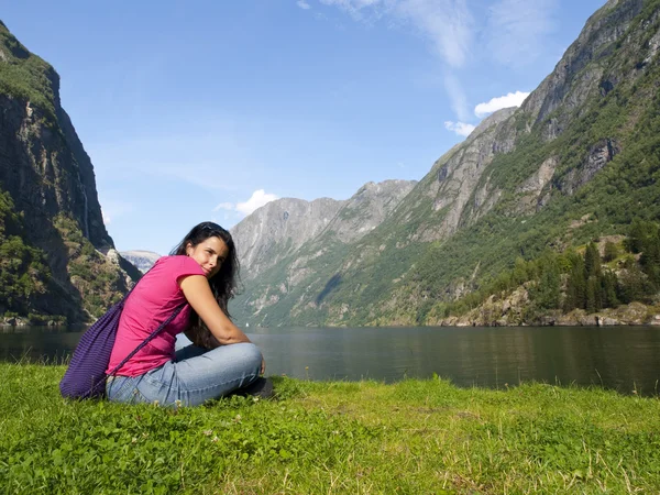 Frau entspannt sich im Fjord von Gudvangen — Stockfoto