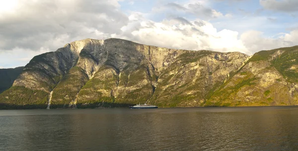 Navio de cruzeiro no Sognefjord — Fotografia de Stock