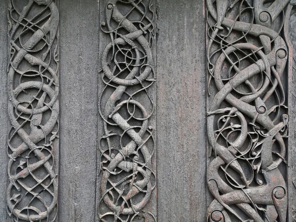 バイキングのウルネスの木造教会からバイキング彫刻 — ストック写真