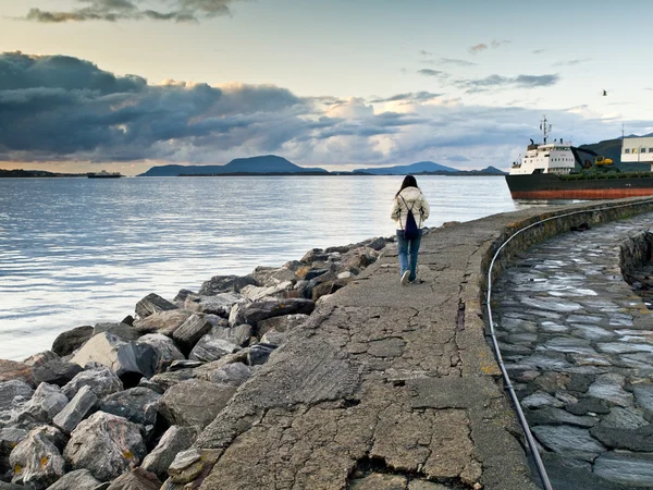 Fille faisant une promenade dans les docks d'Alesund — Photo