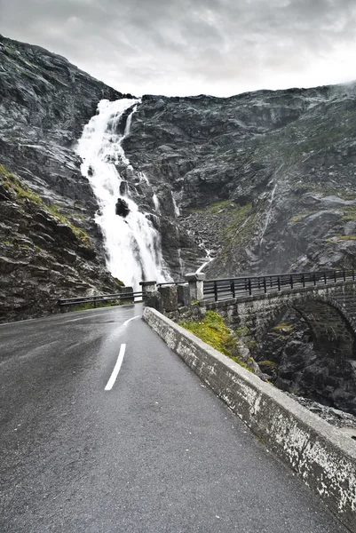 Dangerous wet road — Stock Photo, Image