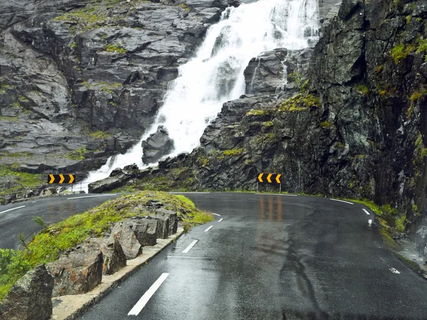 Dangerous wet road — Stock Photo, Image