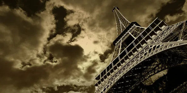 Torre eiffel dal basso — Foto Stock