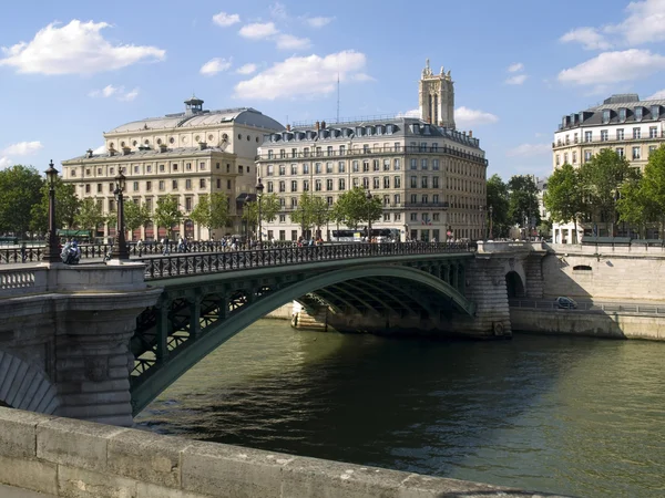 Ponte verde sobre o rio Sena — Fotografia de Stock