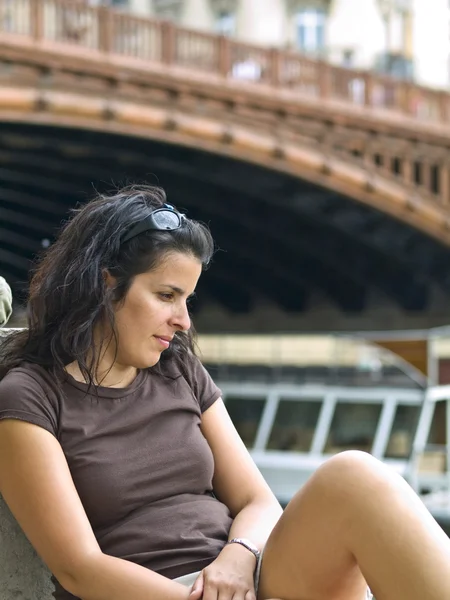 Красивая девушка позирует на мосту через реку Сена в Париже — стоковое фото