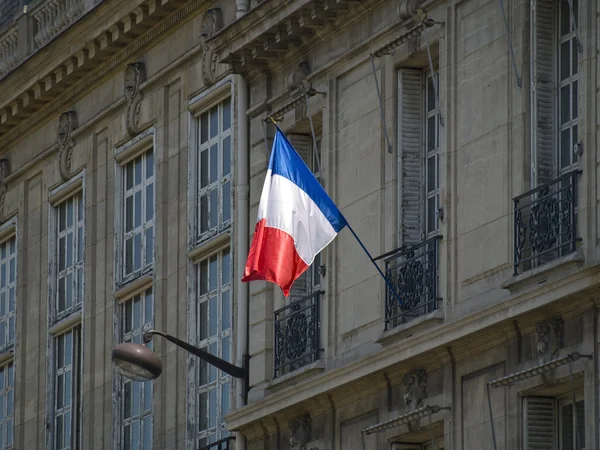 Bandeira francesa num edifício em Paris — Fotografia de Stock