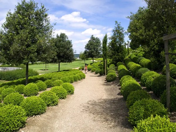 Ragazza che cammina attraverso il giardino di Amboise — Foto Stock