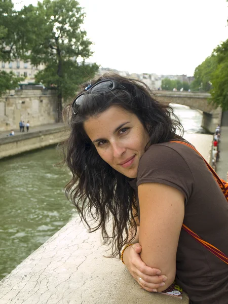 Piękny dziewczyna pozuje w most na rzece seine w Paryżu — Zdjęcie stockowe
