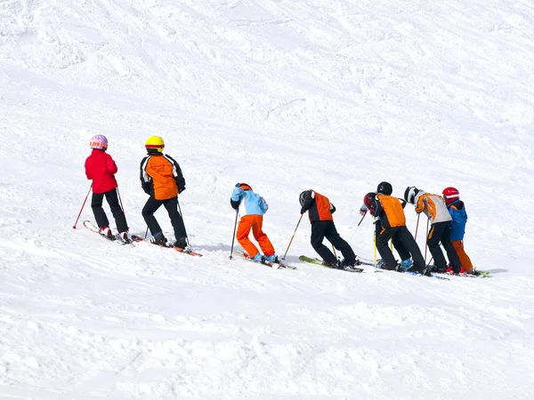 Kinder üben das Skifahren — Stockfoto