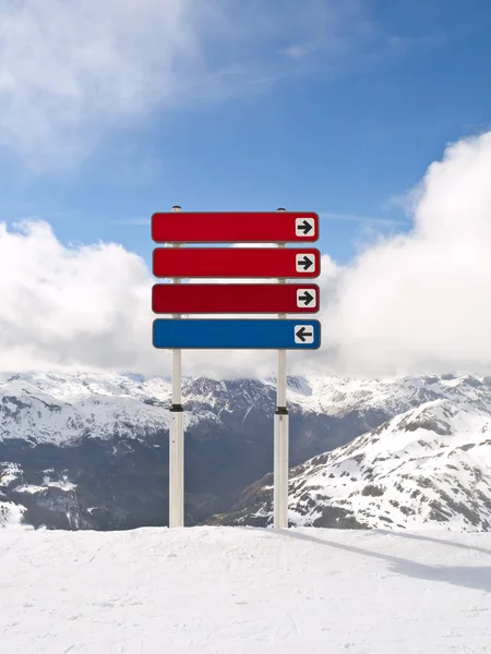 滑雪坡上的方向指示标志 — 图库照片