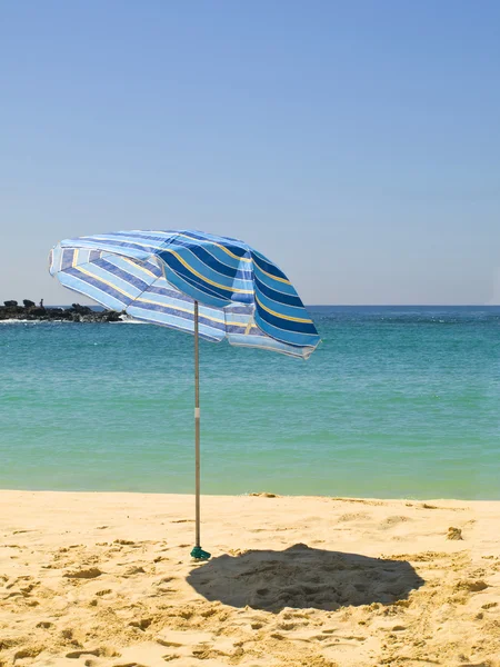 Paraply i beach — Stockfoto
