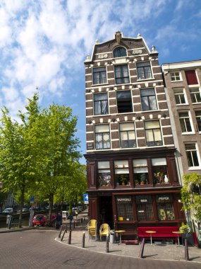 tipik tek eğimli ev Amsterdam