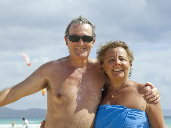 Äldre par har kul på stranden — Stockfoto