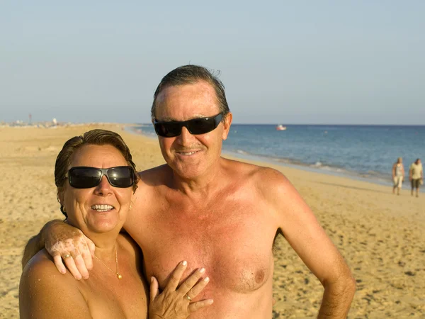 Casal Sênior se divertindo na praia — Fotografia de Stock