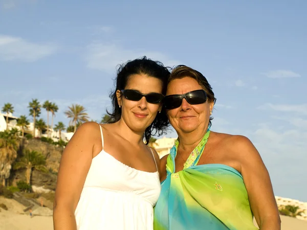 Anne ve kızı bir plaj tatil — Stok fotoğraf
