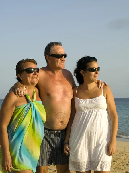 Famille s'amuser à la plage — Photo