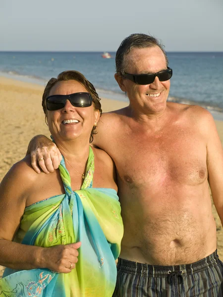 Старший пара розважається на пляжі — стокове фото