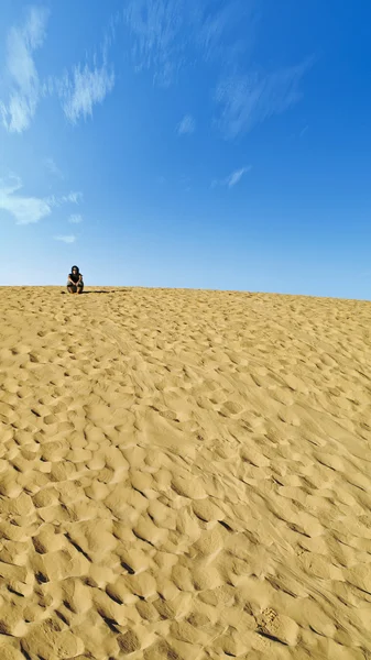 Donna che riposa tra le dune — Foto Stock