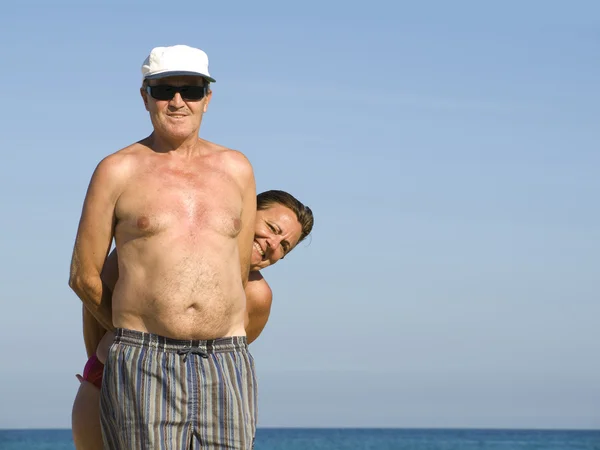 Äldre par har kul på stranden — Stockfoto