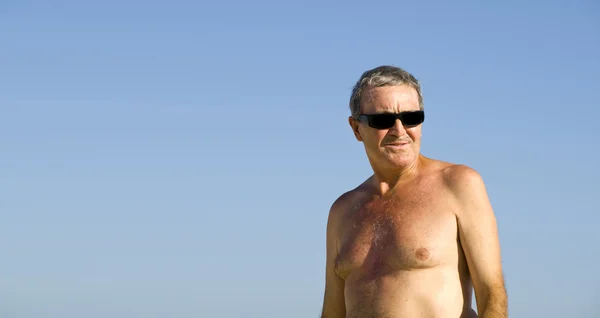 Homme âgé se détendre à la plage — Photo