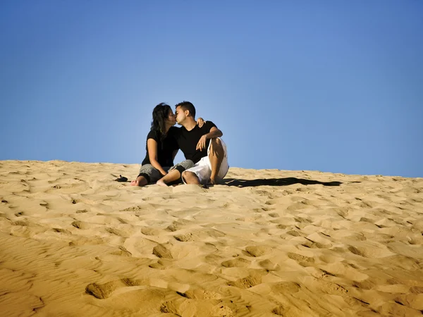 カップルが砂丘でキス — ストック写真