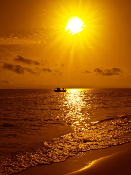 Fisk båten vid solnedgången — Stockfoto