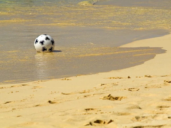 Мяч в песке — стоковое фото