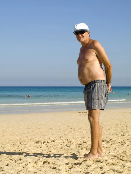 Senior mannen avkopplande i stranden — Stockfoto