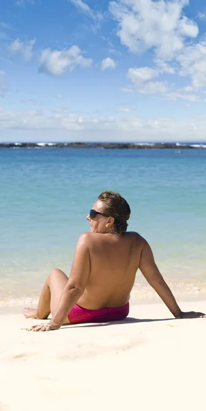 Reife Frau in die Strand — Stockfoto