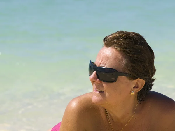 Mogen kvinna i beach — Stockfoto