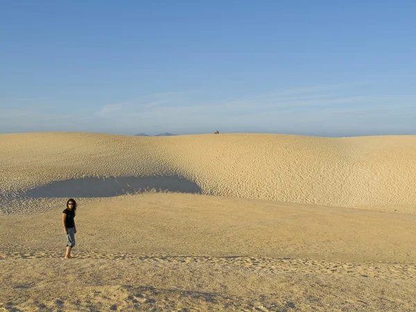 Kadın kum tepelerine yürüyüşe sahip — Stok fotoğraf