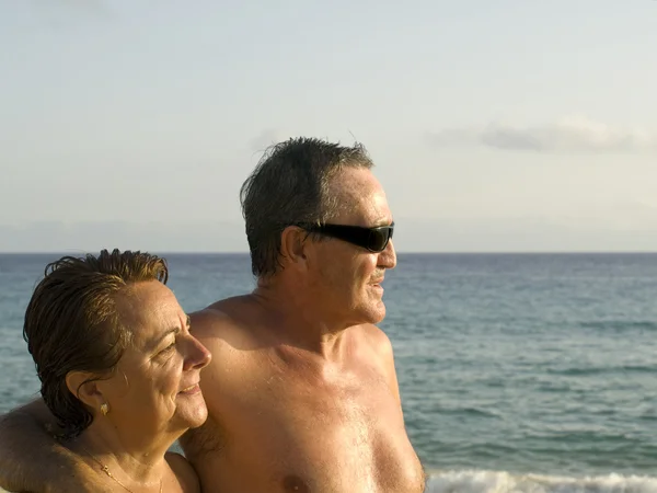 Старшая пара веселится на пляже — стоковое фото