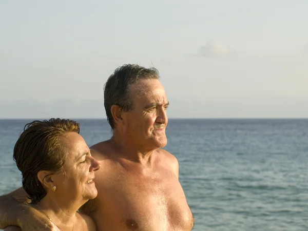 Старшая пара веселится на пляже — стоковое фото